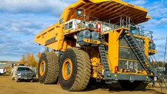 Das schwerste Auto der Welt? Der Liebherr T 282B verändert die Vorstellung davon, was ein „Auto” ist.