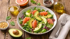 Unerwartete, aber sehr leckere Kombination: Salat mit Avocado und Grapefruit
