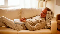 Bett vs. Couch: Ein Unterschied, den Sie in Ihrem Rücken und Ihrer Energie während des Tages spüren werden