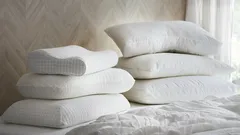 Wie man ein orthopädisches Kissen für besseren Schlaf und weniger Nackenschmerzen auswählt