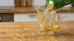 So giesst du aus dem Beutel ohne Spritzer: Schritt-für-Schritt-Anleitung